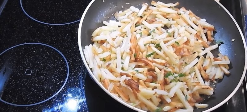 Жареная картошка на сковороде — 7 вкусных и простых рецептов